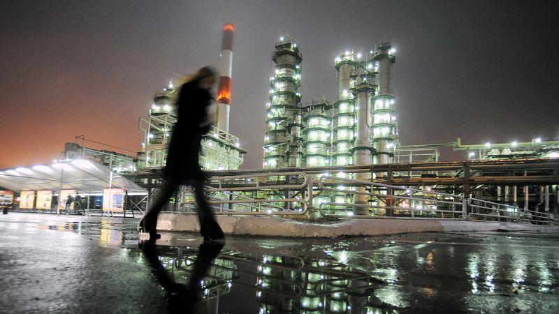 Irán apoya los esfuerzos para estabilizar el precio del petróleo pero no se compromete a congelar su producción