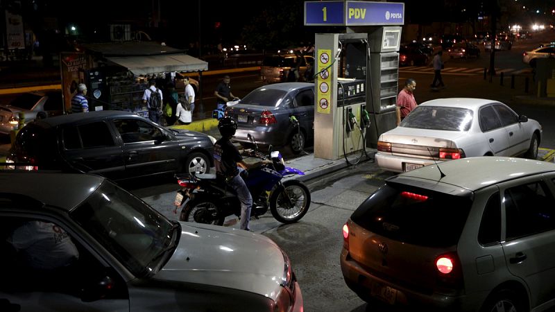 Maduro sube por primera vez en 20 años el precio de la gasolina y devalúa el bolívar