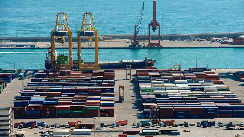 El déficit comercial bajó un 1,2% en 2015, hasta los 24.173,9 millones, con récord histórico de exportaciones