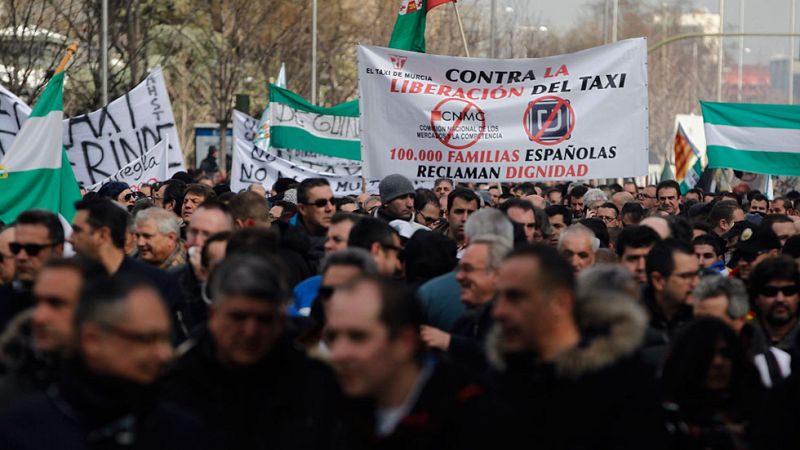 Miles de taxistas se manifiestan ante la sede de Competencia en contra de la "desregulación" del sector