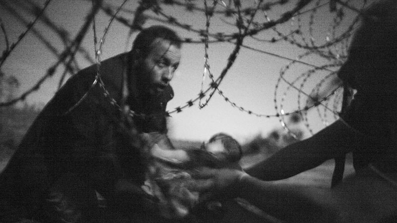 World Press Photo 2016 para una imagen de los refugiados en la frontera húngara
