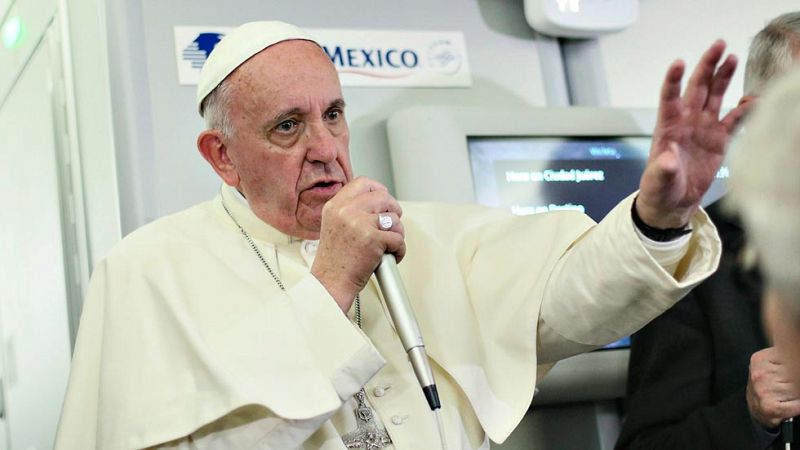El papa defiende usar métodos anticonceptivos "como mal menor" contra el virus del Zika