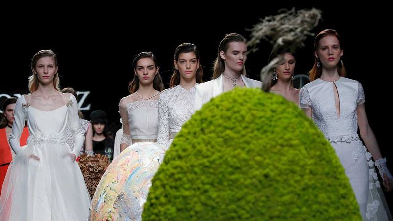 Las novias de Ion Fiz perfuman de blanco la pasarela