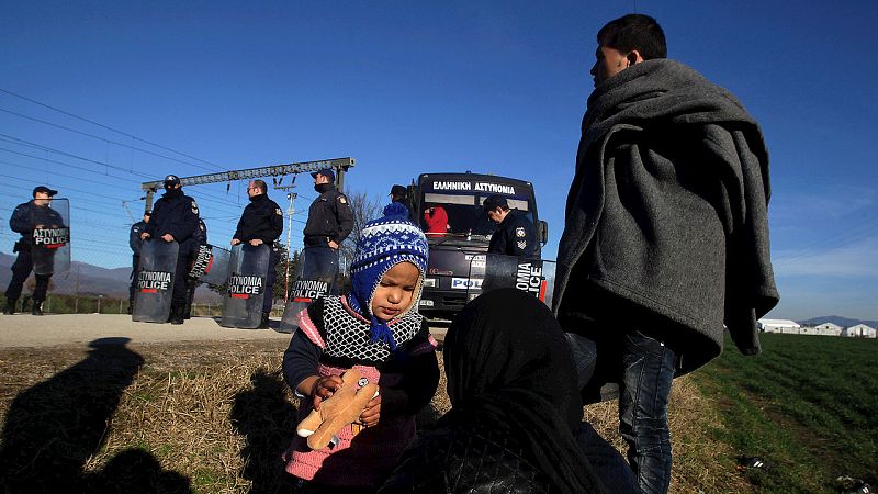 Macedonia impide a miles de refugiados afganos cruzar la frontera desde Grecia