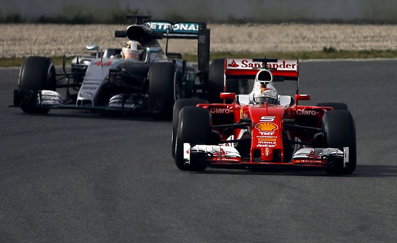 Vettel delante de Hamilton en la primera jornada de pruebas de 2016; Sainz, séptimo