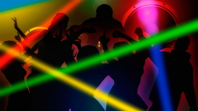 De noche y de fiesta, los tocamientos no les parecen acoso a los jóvenes