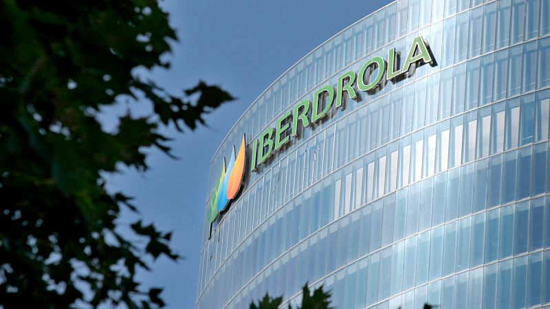 El beneficio de Iberdrola aumentó un 4,1% en 2015 hasta 2.421,6 millones y el grupo eleva el dividendo un 4%