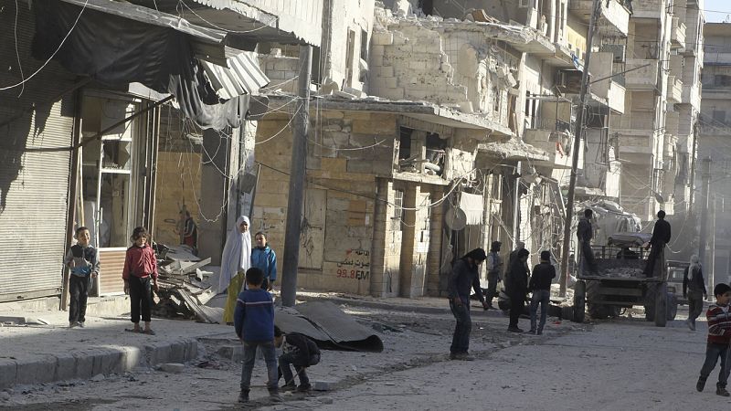 La ONU lanza por primera vez ayuda desde el aire a los civiles cercados por el EI en Siria