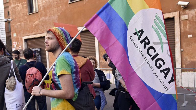 El Senado italiano aprueba el proyecto de ley sobre uniones gais tras suprimir el derecho a adoptar