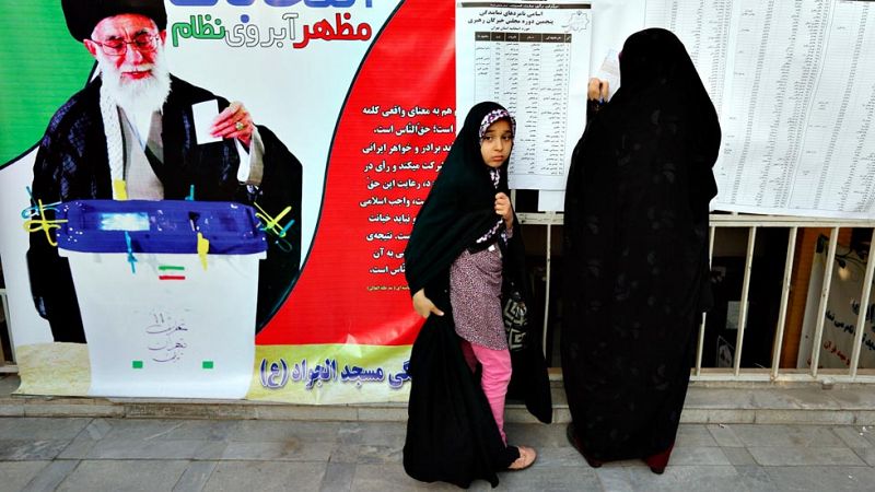 Jameneí pide el voto masivo en Irán, donde los reformistas parten como favoritos