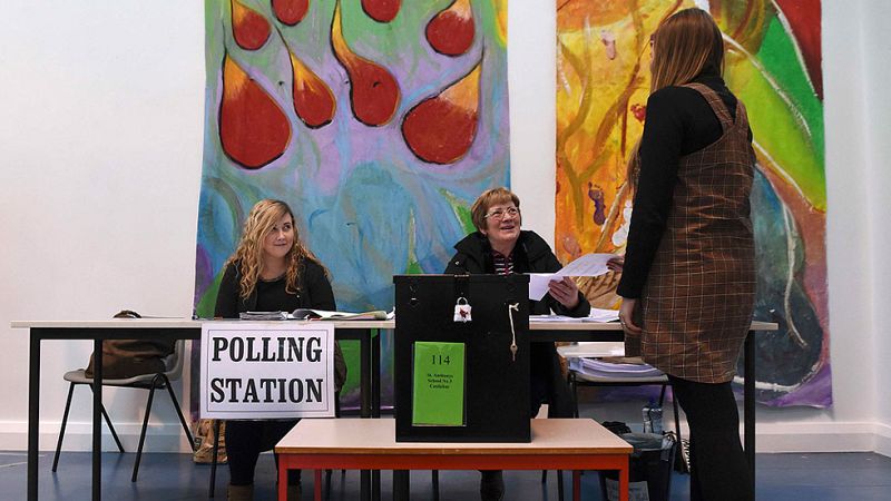 Irlanda vota con un resultado incierto que apunta a la necesidad de pactos