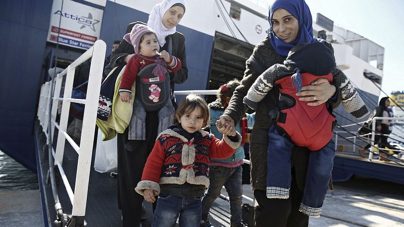 Grecia frena el flujo de refugiados de las islas a Atenas ante la presión europea