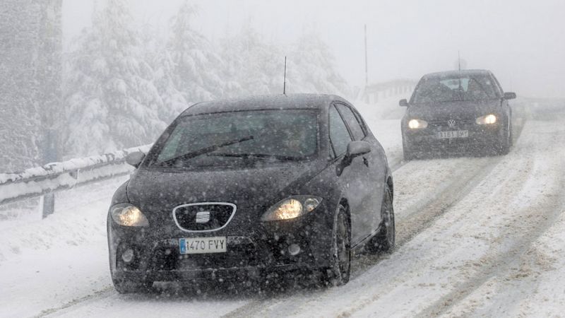 La nieve obliga a cerrar varias carreteras y puertos españoles