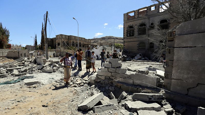 Al menos 25 muertos en un bombardeo de la coalición árabe a un mercado en Yemen