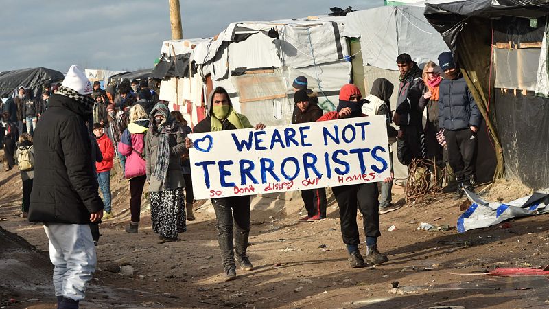 Empieza el desalojo de "La jungla" de Calais entre choques con manifestantes y migrantes