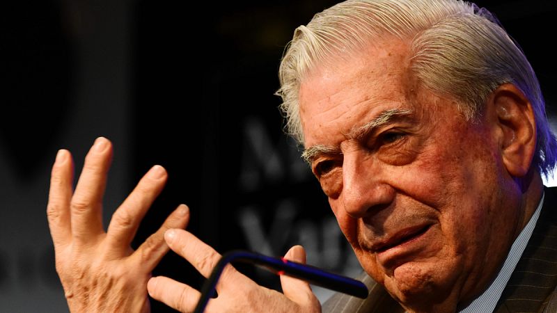 Vargas Llosa: "Me apena la deriva del periodismo hacia un entretenimiento sin límites"