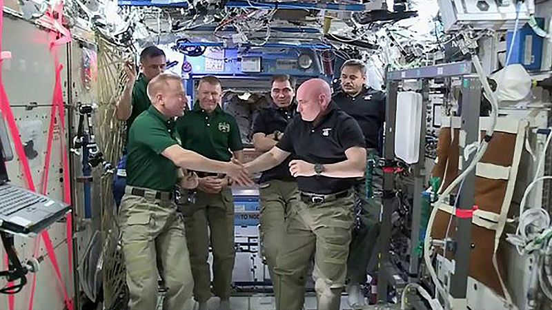 La Soyuz aterriza con los tres astronautas que regresan de la Estación Espacial Internacional