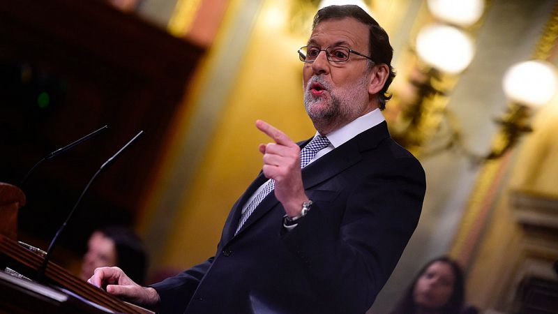 Rajoy llama "bluf" a Sánchez y critica el "vodevil" de su intento de investidura