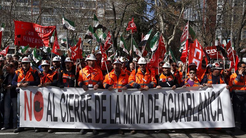 Centenares de personas protestan frente a Industria por el cierre de la mina de níquel de Aguablanca, Badajoz
