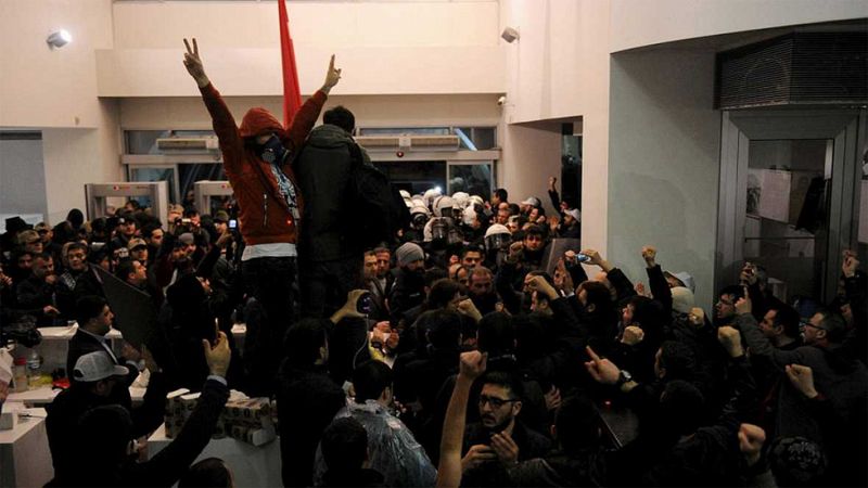 La Policía turca irrumpe en la redacción de Zaman, el diario crítico intervenido este viernes