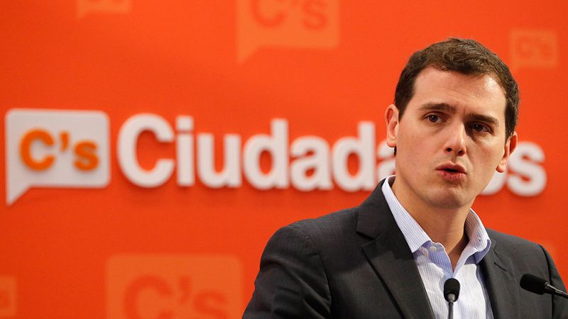 Rivera pide al PP que salga del "inmovilismo" y a Rajoy que deje de "defender su silla"