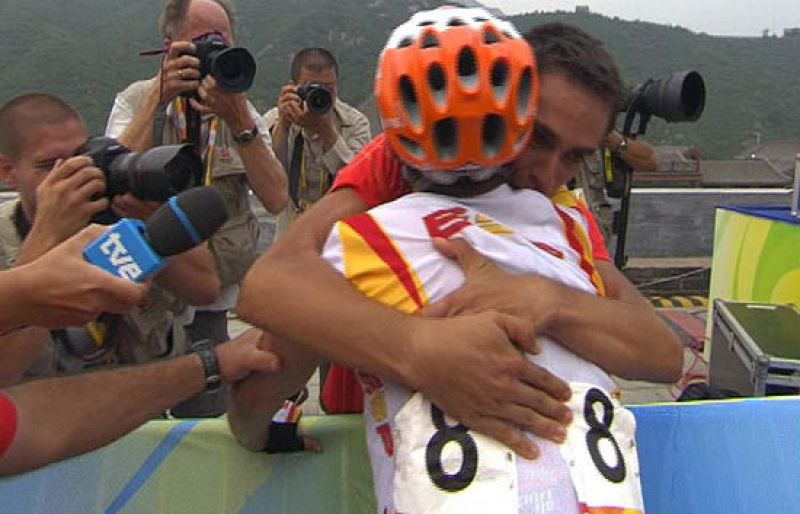 El abrazo de Samuel Sánchez y Alberto Contador