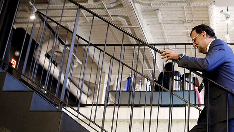 Rajoy llamará a Sánchez y a Rivera para reunirse con ellos por separado y ofrecerles una gran coalición