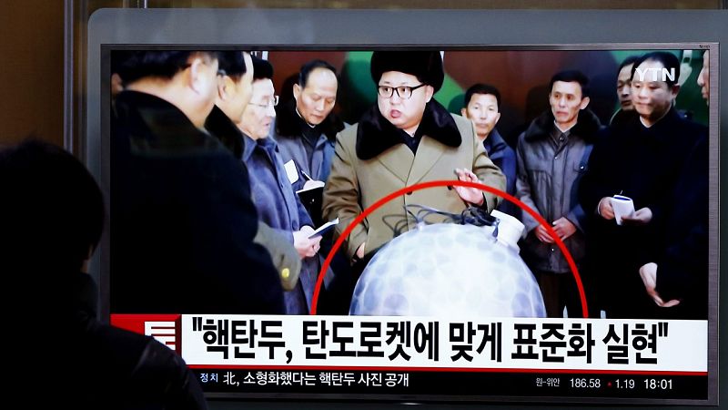 Kim Jong-un se fotografía por primera vez con una supuesta minibomba nuclear
