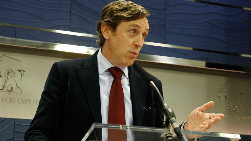 El PP rechaza el "menage a trois" que piden PSOE y C's y dice que Rajoy llamará a Sánchez