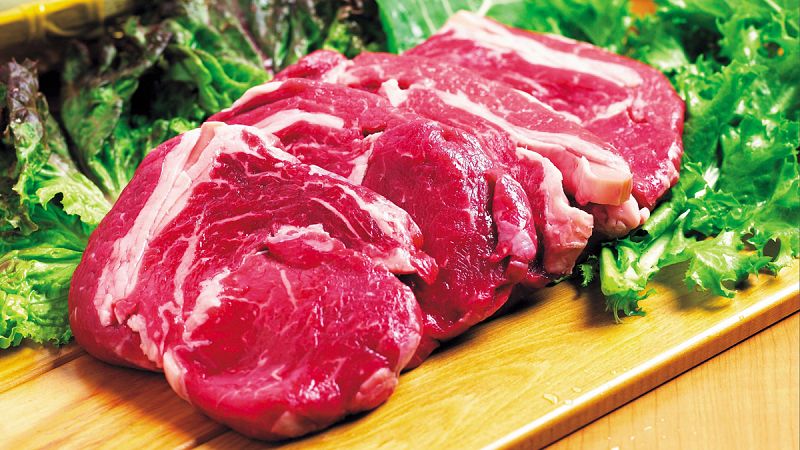 El consumo de carne roja acelera la pubertad en las niñas, según un estudio
