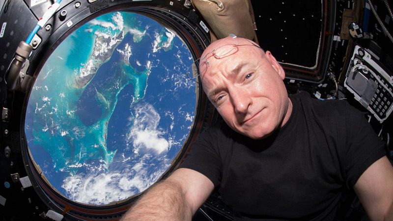 El astronauta Scott Kelly deja la NASA tras pasar un año en el espacio
