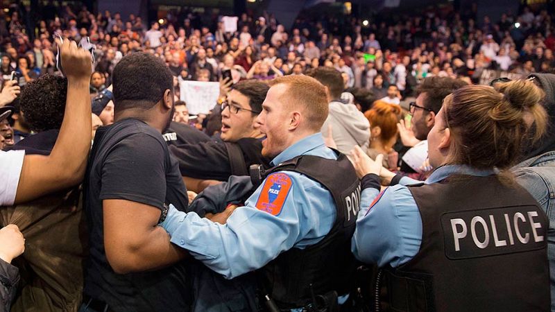 Cinco detenidos y dos heridos en violentos altercados que impidieron un mitin de Trump en Chicago