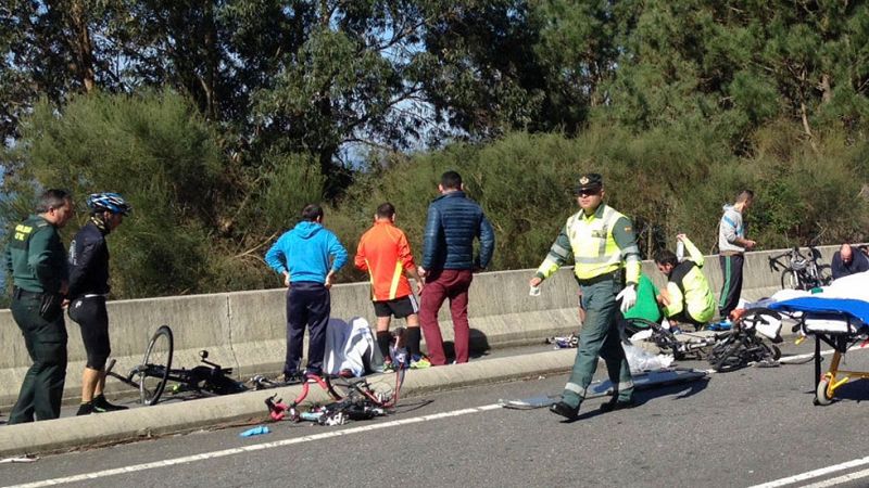 Un muerto y siete heridos al atropellar un conductor a un pelotón ciclista en Pontevedra