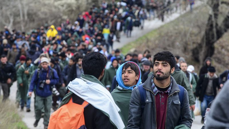 Macedonia devuelve a Grecia al millar de personas que habían logrado cruzar la frontera