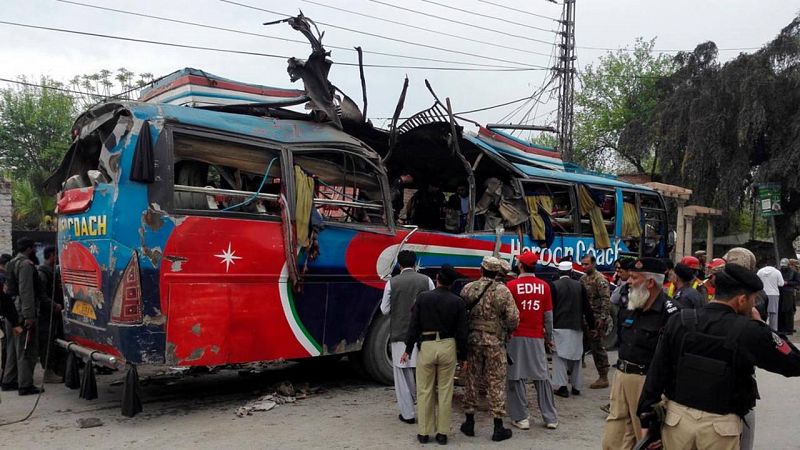 Al menos 15 muertos en un atentado con bomba contra un autobús del Gobierno en Pakistán