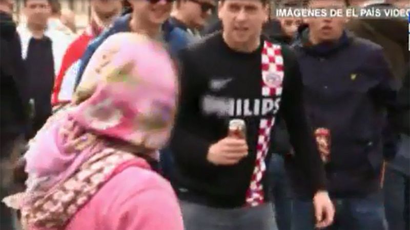 Piden la actuación de la Fiscalía contra los aficionados del PSV por burlas a indigentes en Madrid