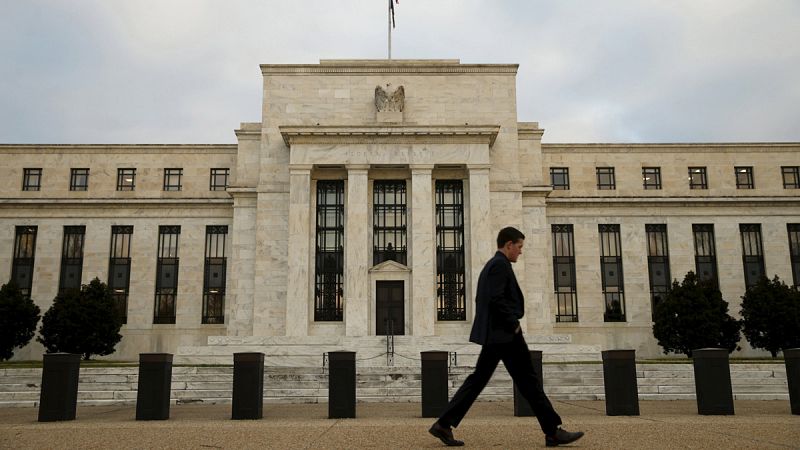 La Fed mantiene sin cambios los tipos de interés y recorta sus previsiones de crecimiento e inflación para 2016