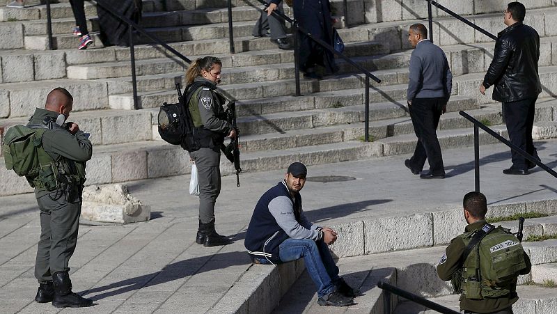 Soldados matan a dos palestinos que supuestamente habían apuñalado a una mujer en Cisjordania