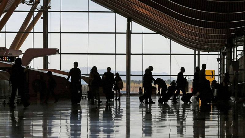 El número de españoles residentes en el extranjero aumenta un 5,6% en 2015 y suma 2,3 millones