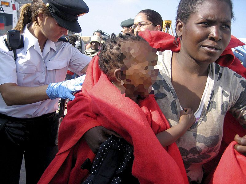 Tres bebés entre los 34 inmigrantes de una patera trasladados por Salvamento a Melilla