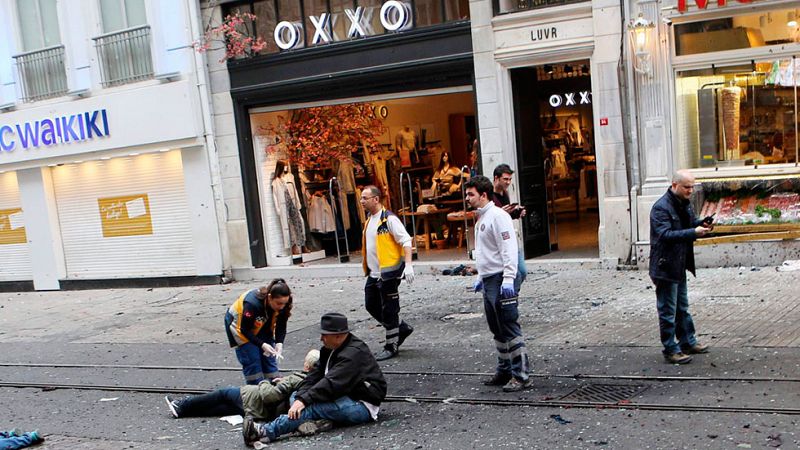 Al menos cinco muertos en un atentado suicida en el centro de Estambul