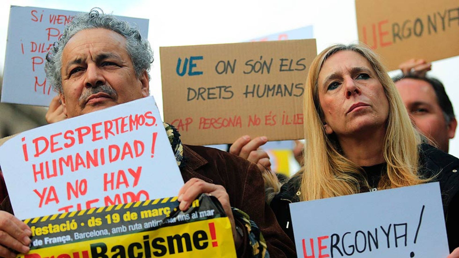 Miles de persnas protestan en Barcelona contra la política europea con los refugiados