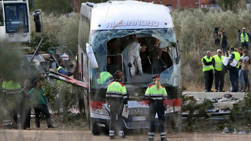Al menos 13 muertos al volcar un autocar de universitarios en Tarragona
