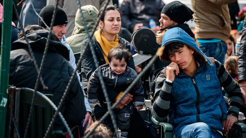 Grecia aplica el acuerdo entre la UE y Turquía sin dar salida a los campos de refugiados