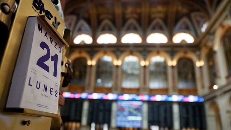 El IBEX 35 cede un 0,33% este lunes, pero mantiene el nivel de 9.000 puntos