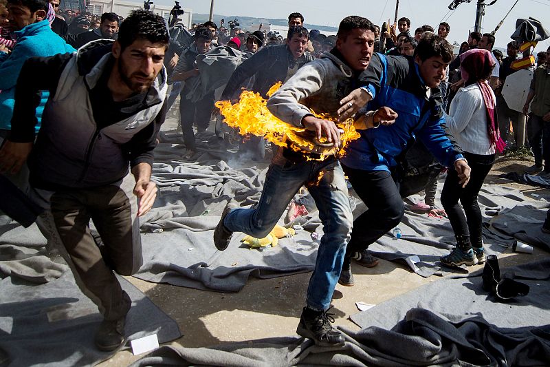 Un refugiado se quema a lo bonzo en el campamento griego de Idomeni