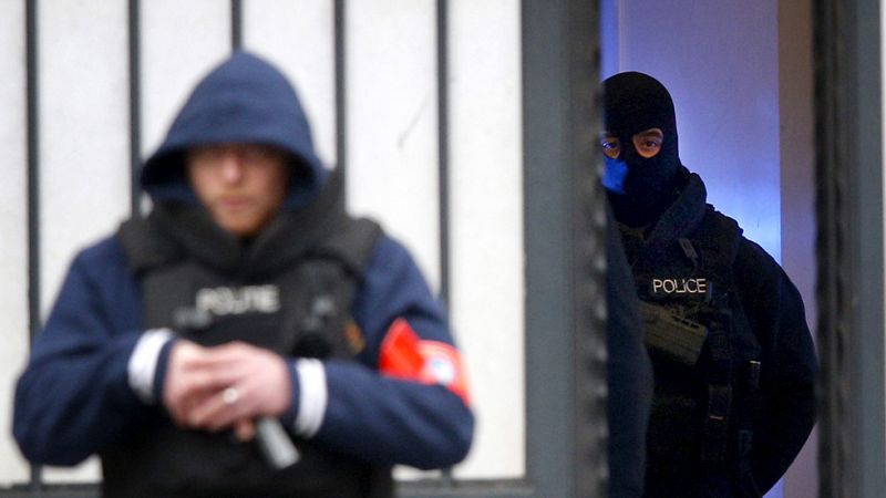 Bélgica busca a un quinto terrorista, aunque rebaja el nivel de alerta