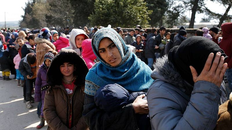 "Legal y temporalmente detenidos", la bienvenida a los refugiados en Lesbos
