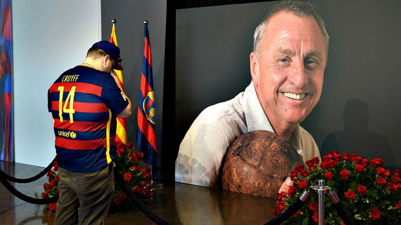 El público comienza a dar su último adiós a Johan Cruyff en el Camp Nou
