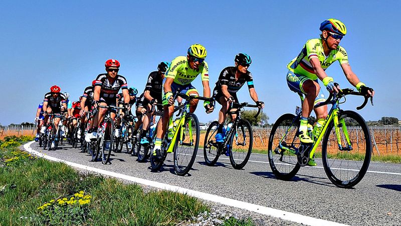 Quintana tiene la Volta en su mano a pesar del ímpetu de Contador; Cimolai gana la etapa al esprint